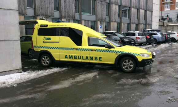 image: Moren til Angelica (13) fraktet ut på båre og hentet av ambulanse